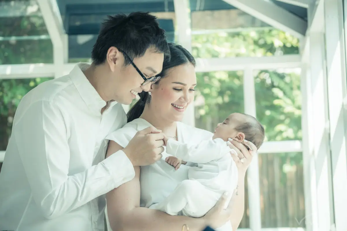 ภาพน่ารักสุดอบอุ่น! ทาทา-หมอ อุ้มลูกชายถ่ายแบบครั้งแรก