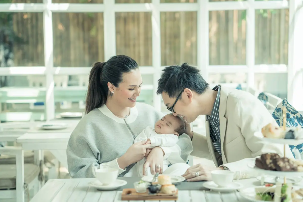 ภาพน่ารักสุดอบอุ่น! ทาทา-หมอ อุ้มลูกชายถ่ายแบบครั้งแรก