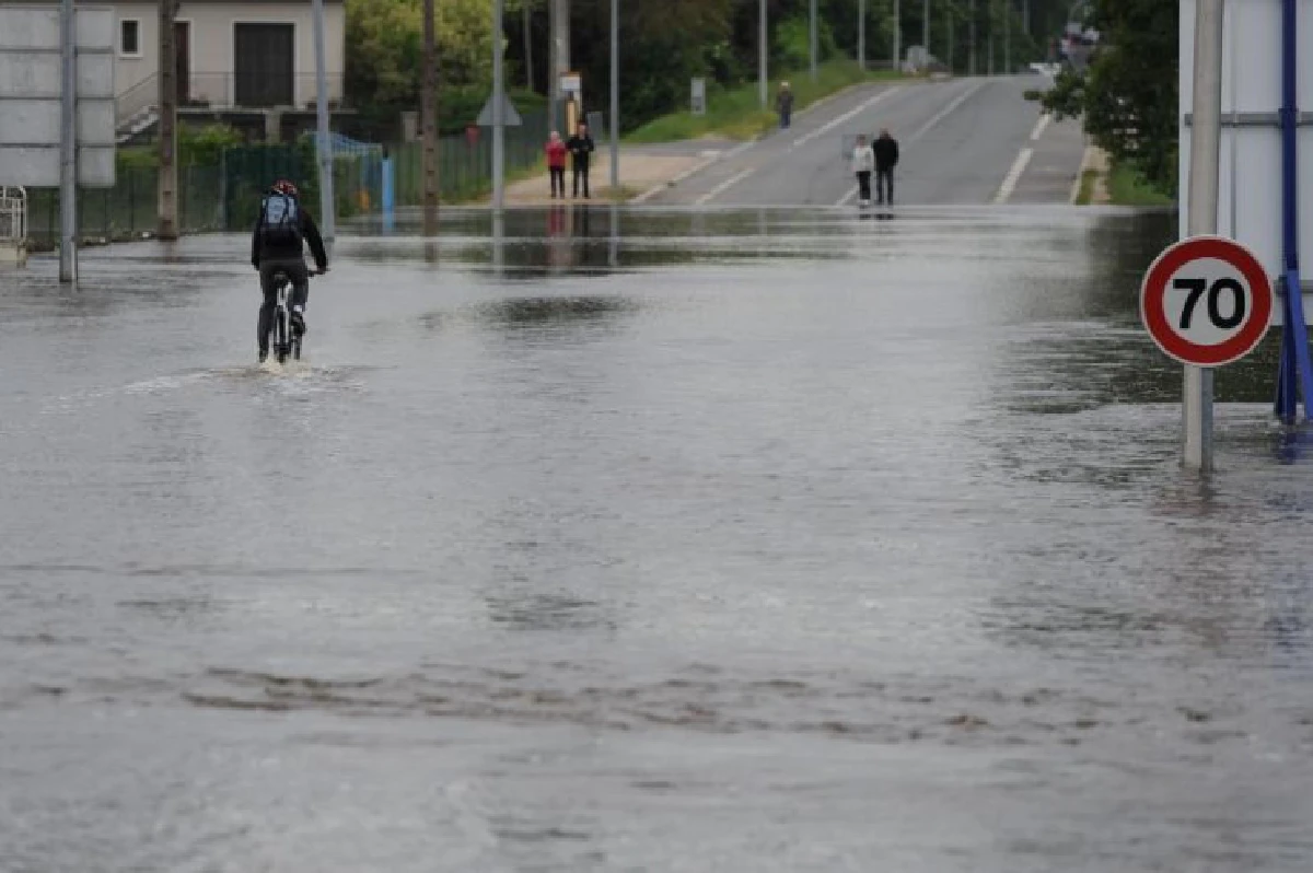รุนแรง!ฝนถล่มกรุงปารีส-น้ำท่วมหนัก หวั่นกระทบบอลยูโร (ชมภาพ)