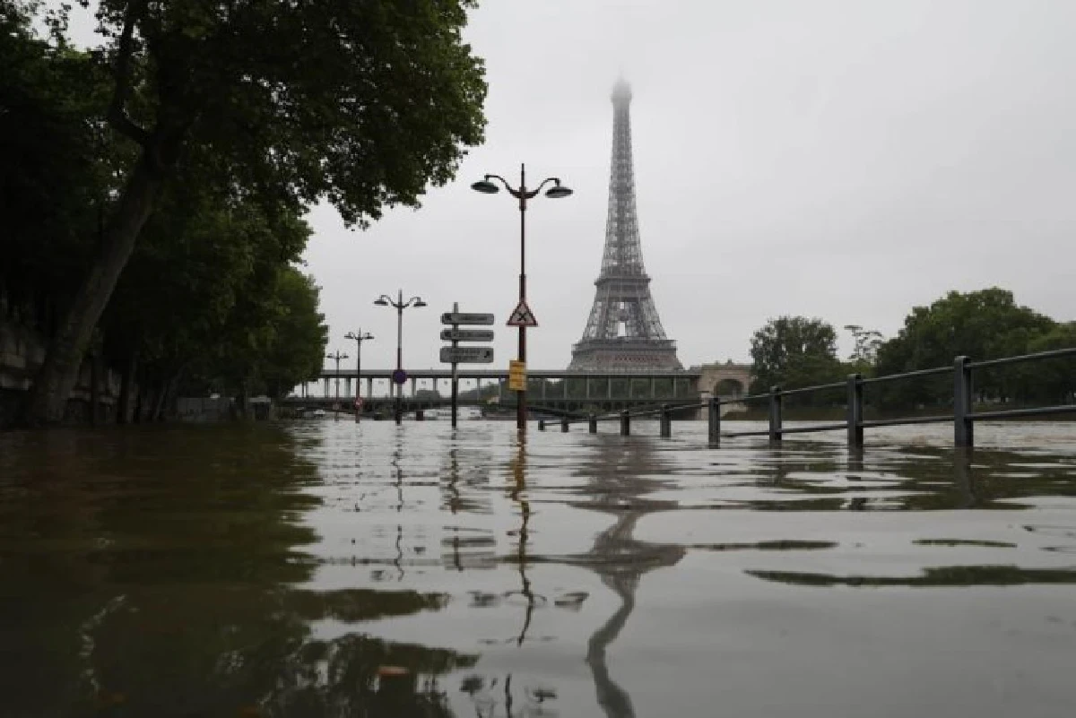 รุนแรง!ฝนถล่มกรุงปารีส-น้ำท่วมหนัก หวั่นกระทบบอลยูโร (ชมภาพ)