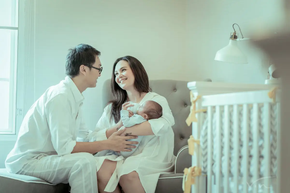 ภาพน่ารักสุดอบอุ่น! ทาทา-หมอ อุ้มลูกชายถ่ายแบบครั้งแรก