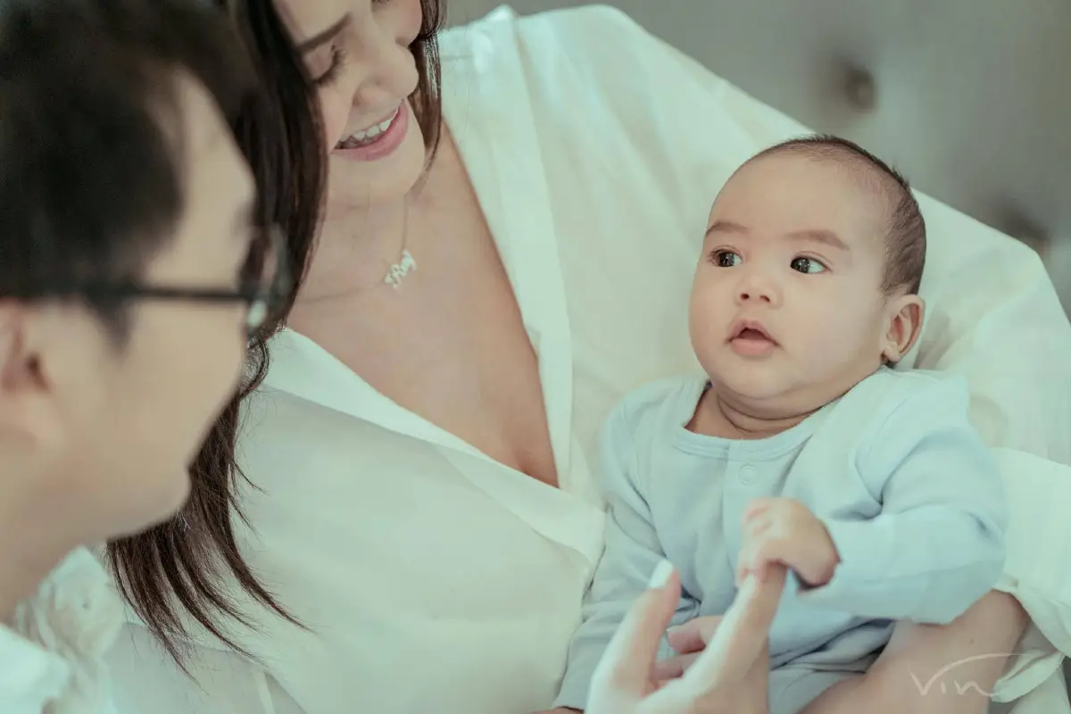 ภาพน่ารักสุดอบอุ่น! ทาทา-หมอ อุ้มลูกชายถ่ายแบบครั้งแรก