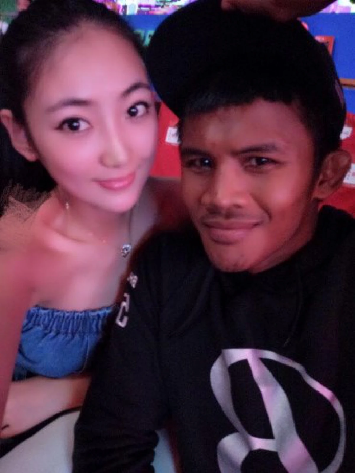 ฮอตจัด! สาวแดนมังกร รุมเเชะภาพคู่บัวขาว