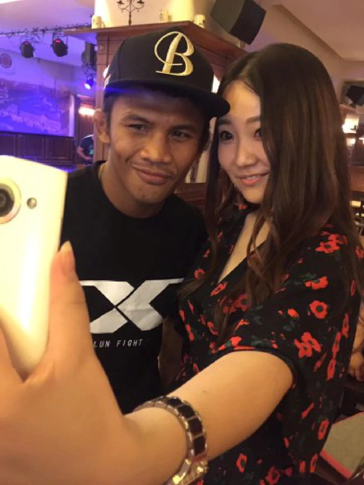ฮอตจัด! สาวแดนมังกร รุมเเชะภาพคู่บัวขาว