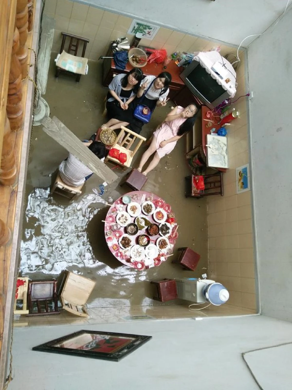 ความสุข!คู่รักจีนตัดสินใจจัดพิธีแต่งงานเล็กๆในบ้านแม้น้ำท่วม