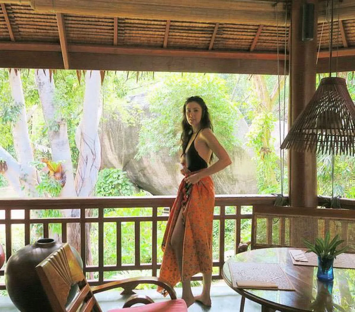 ยิ่งโสดยิ่งแซ่บ! ศรีริต้า นุ่งกระโจมอกอวดผิวขาวเที่ยวทะเลสมุย