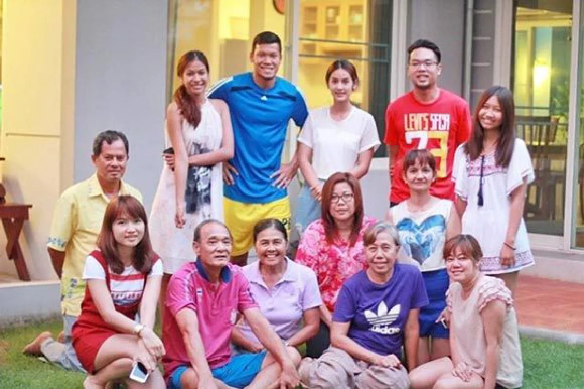 ภาพชวนฟิน! มะนาว-กวินทร์  ควงคู่เปิดตัวกับครอบครัวแล้ว