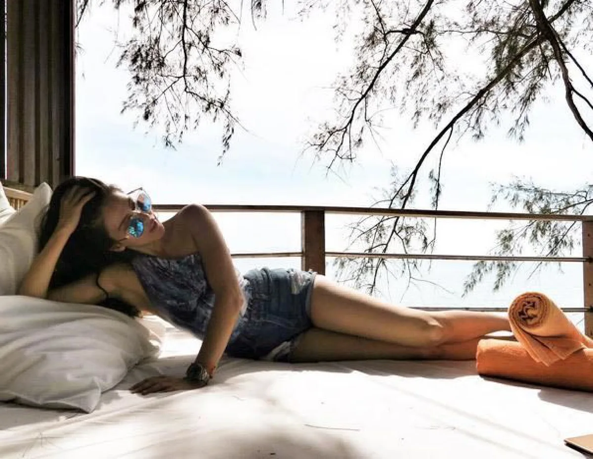 ยิ่งโสดยิ่งแซ่บ! ศรีริต้า นุ่งกระโจมอกอวดผิวขาวเที่ยวทะเลสมุย