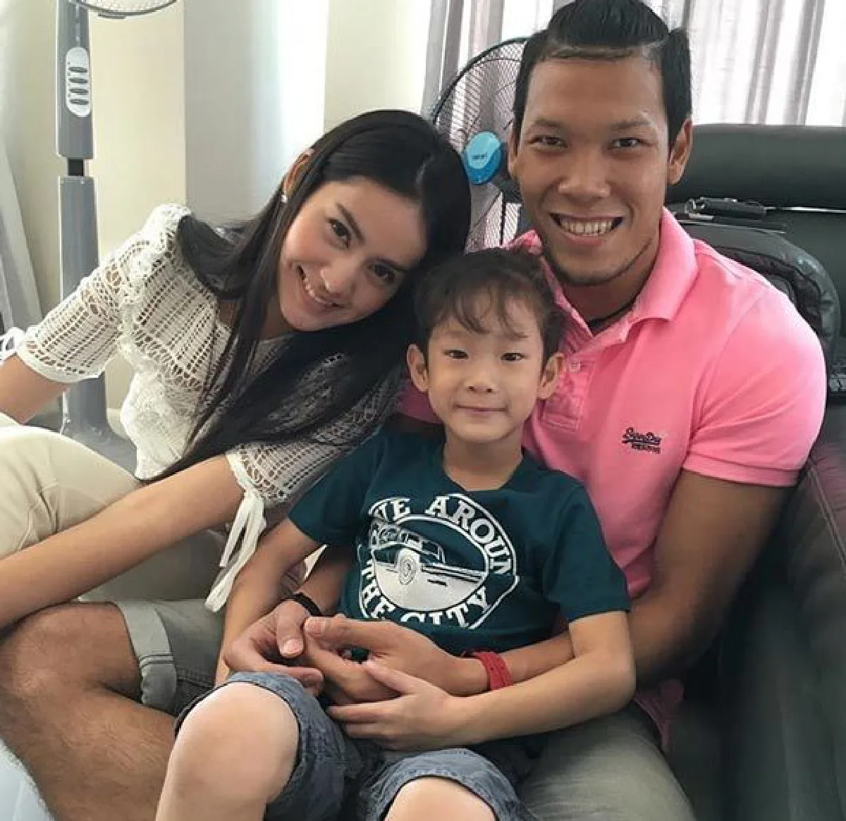 ภาพชวนฟิน! มะนาว-กวินทร์  ควงคู่เปิดตัวกับครอบครัวแล้ว