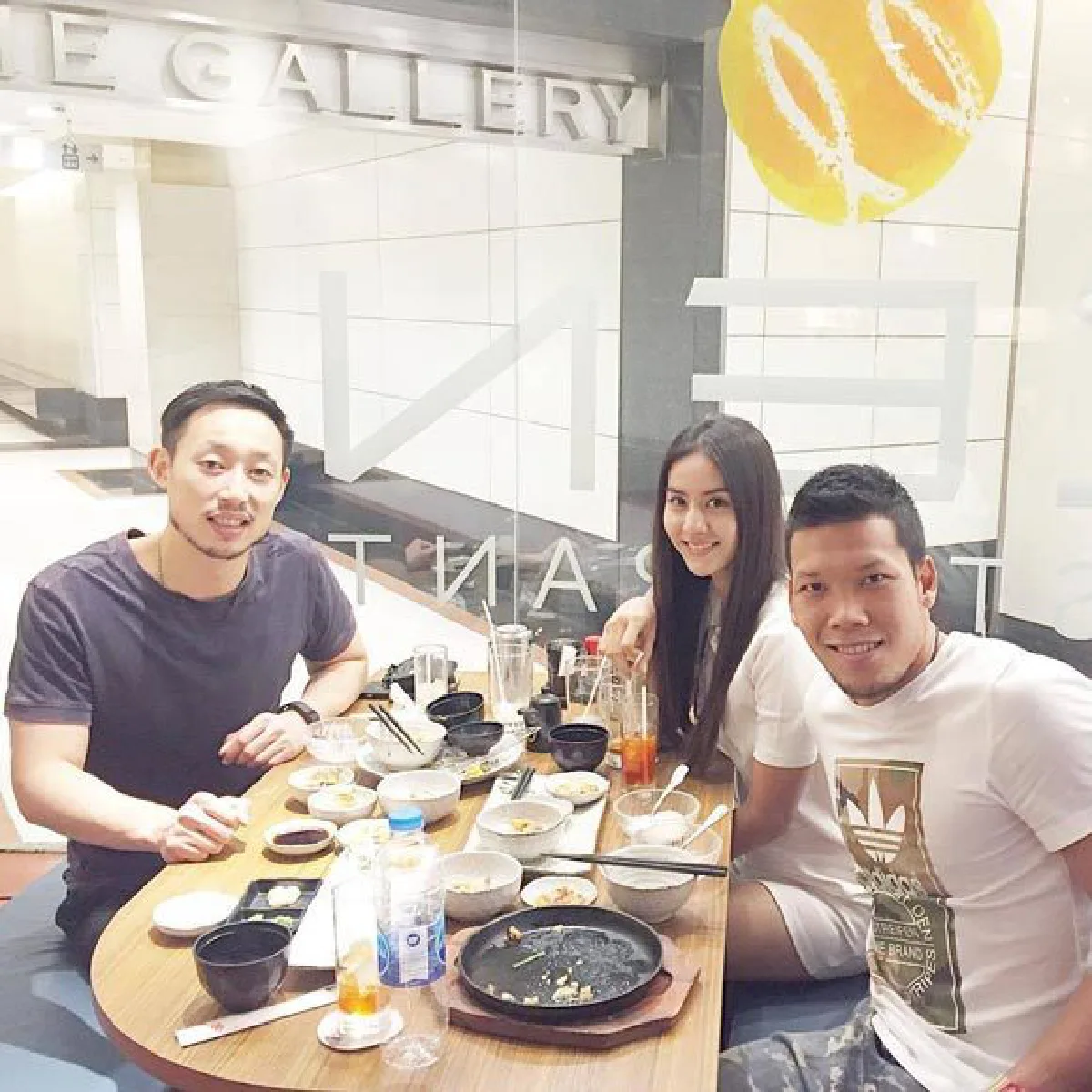 ภาพชวนฟิน! มะนาว-กวินทร์  ควงคู่เปิดตัวกับครอบครัวแล้ว