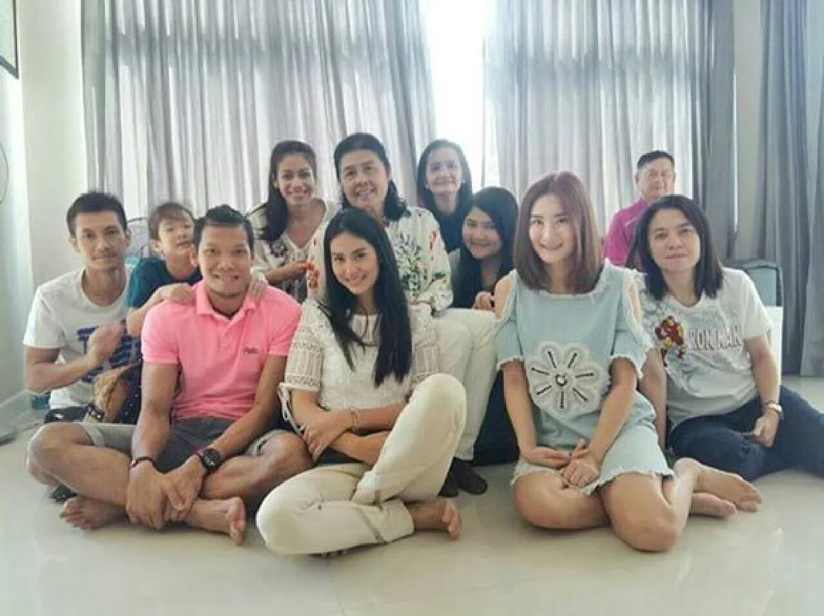 ภาพชวนฟิน! มะนาว-กวินทร์  ควงคู่เปิดตัวกับครอบครัวแล้ว