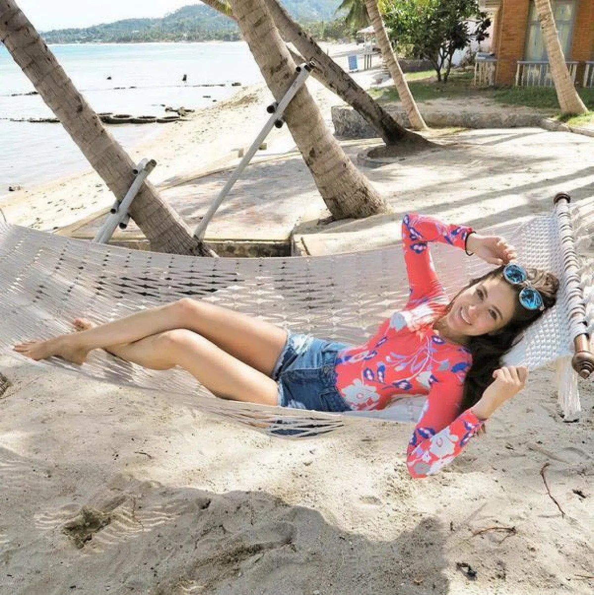 ยิ่งโสดยิ่งแซ่บ! ศรีริต้า นุ่งกระโจมอกอวดผิวขาวเที่ยวทะเลสมุย