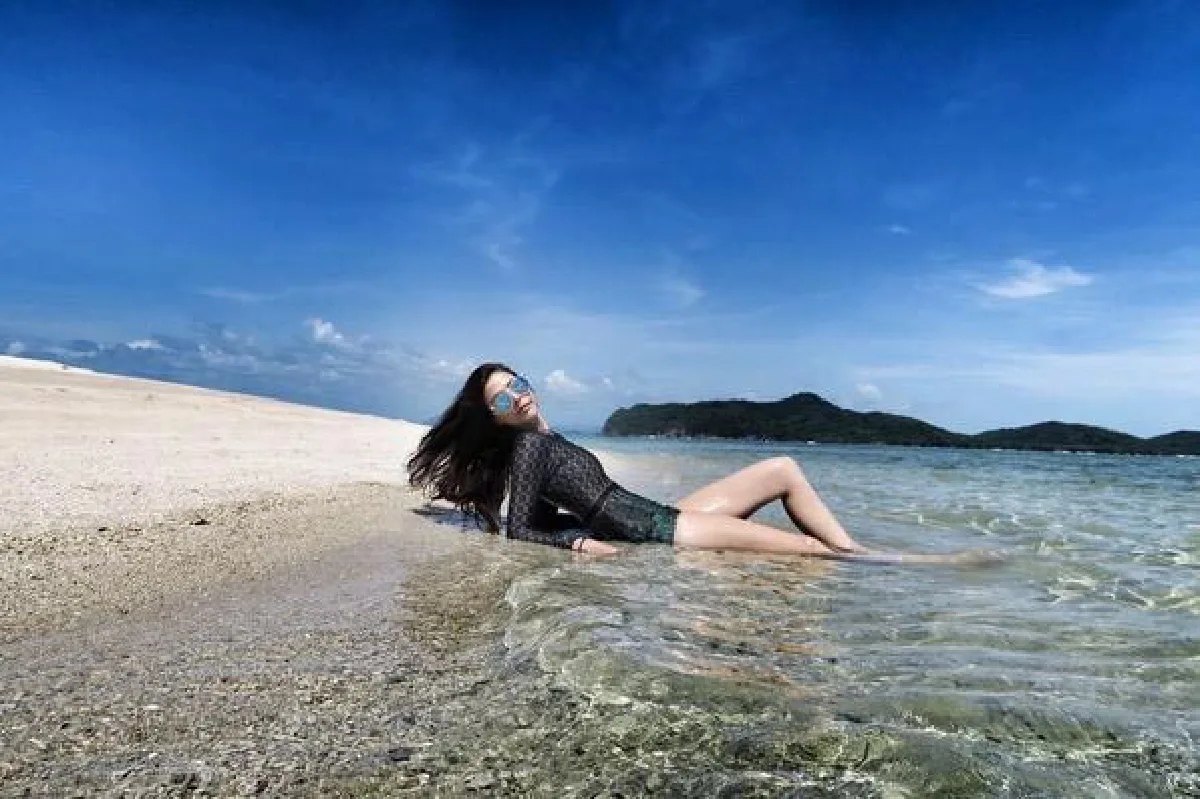 ยิ่งโสดยิ่งแซ่บ! ศรีริต้า นุ่งกระโจมอกอวดผิวขาวเที่ยวทะเลสมุย