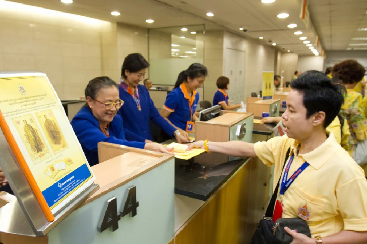 ประชาชนแลกธนบัตรฉลองสิริราชสมบัติ 70 ปีคึกคัก
