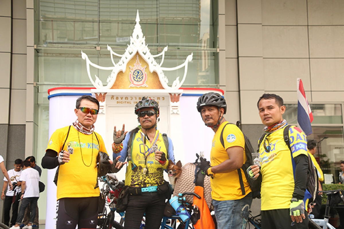 เพราะเราเชื่อว่า คนไทยมีความในใจอยากบอกในหลวงมากกว่าคำว่า "ทรงพระเจริญ"