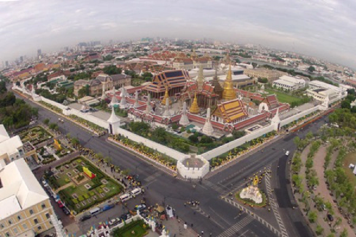 นายกฯตักบาตรเฉลิมพระเกียรติครองราชย์ 70 ปี