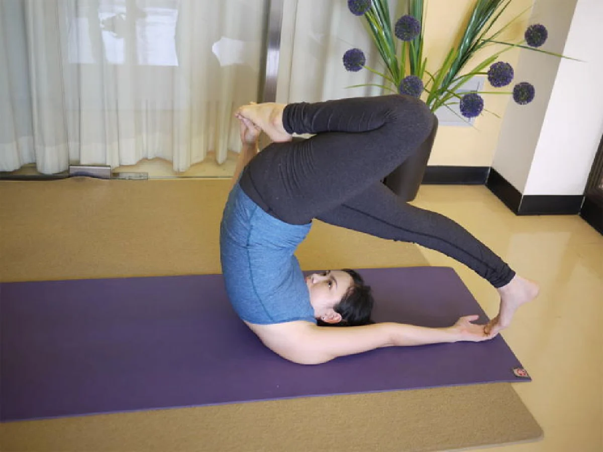 ท่า ครึ่งคันไถครึ่ง ยืนด้วยไหล่