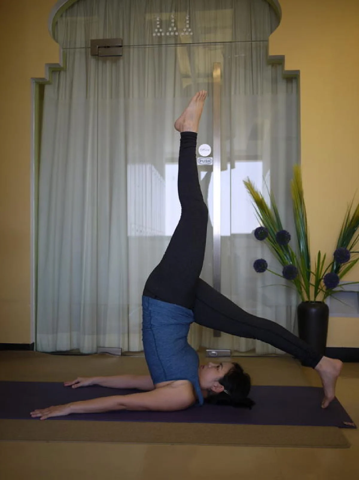 ท่า ครึ่งคันไถครึ่ง ยืนด้วยไหล่