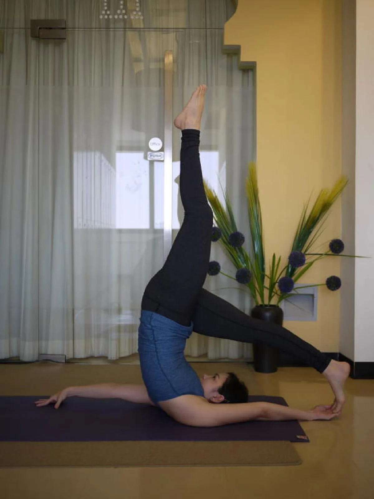 ท่า ครึ่งคันไถครึ่ง ยืนด้วยไหล่