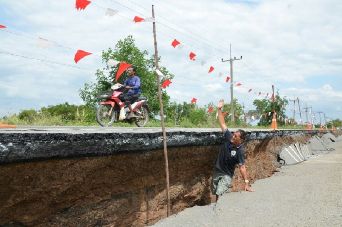 คลอง14ถนนทรุดตัวยาว100เมตรหลายหน่วยเร่งแก้ไข คลอง14ถนนทรุดตัวยาว100เมตรหลายหน่วยเร่งแก้ไข