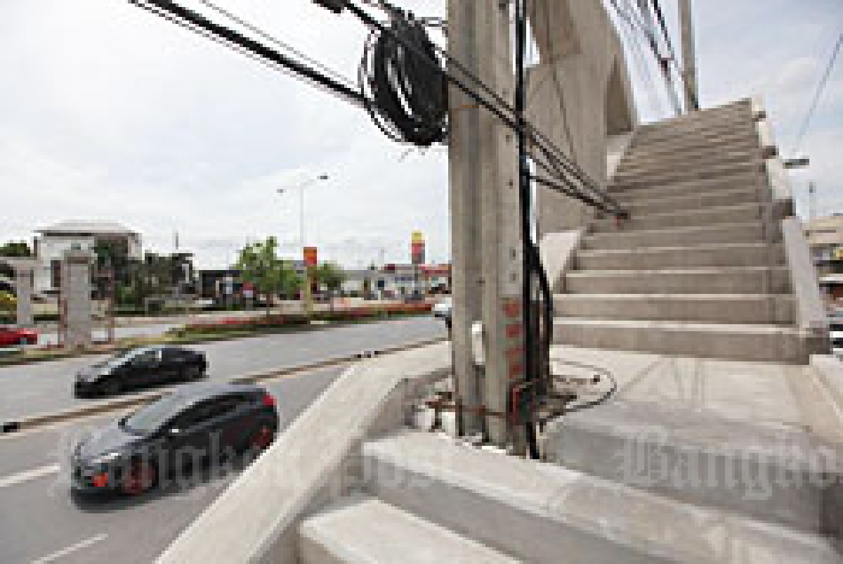 Footbridge with powerpole fixed