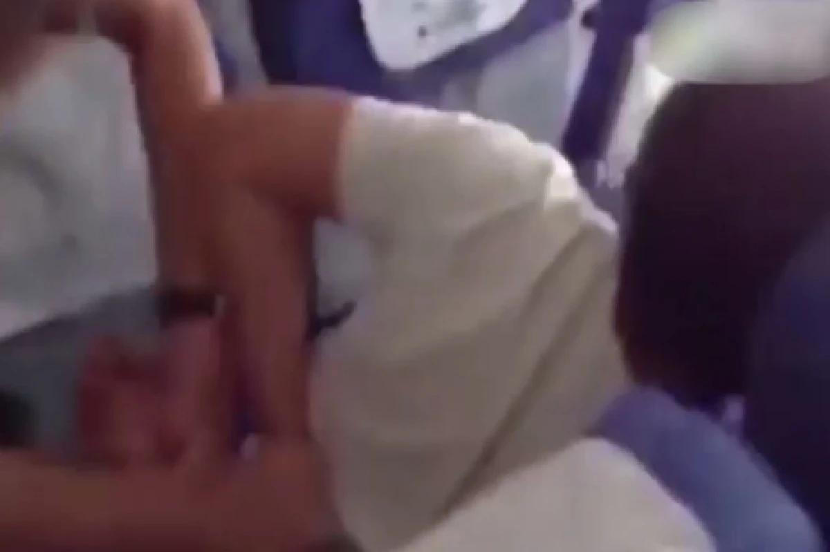 ลงจอดฉุกเฉิน!! หนุ่มคลั่งบุกห้องนักบินบอก "อยากขับเอง"