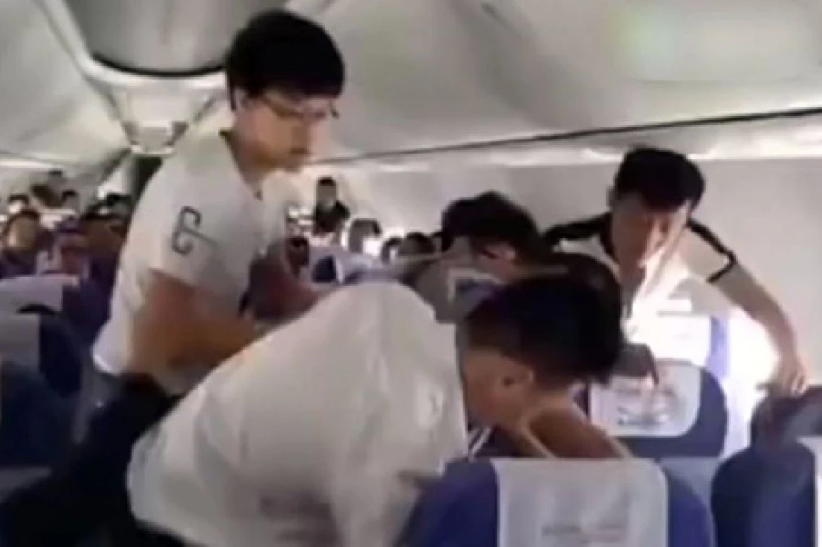 ลงจอดฉุกเฉิน!! หนุ่มคลั่งบุกห้องนักบินบอก "อยากขับเอง"
