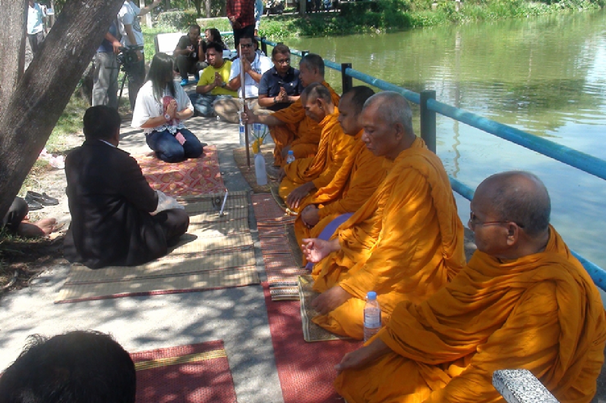 ชาวบ้านทำบุญให้ฝูงปลาตายนับแสนตัวในทุ่งทาลาด ชาวบ้านทำบุญให้ฝูงปลาตายนับแสนตัวในทุ่งทาลาด