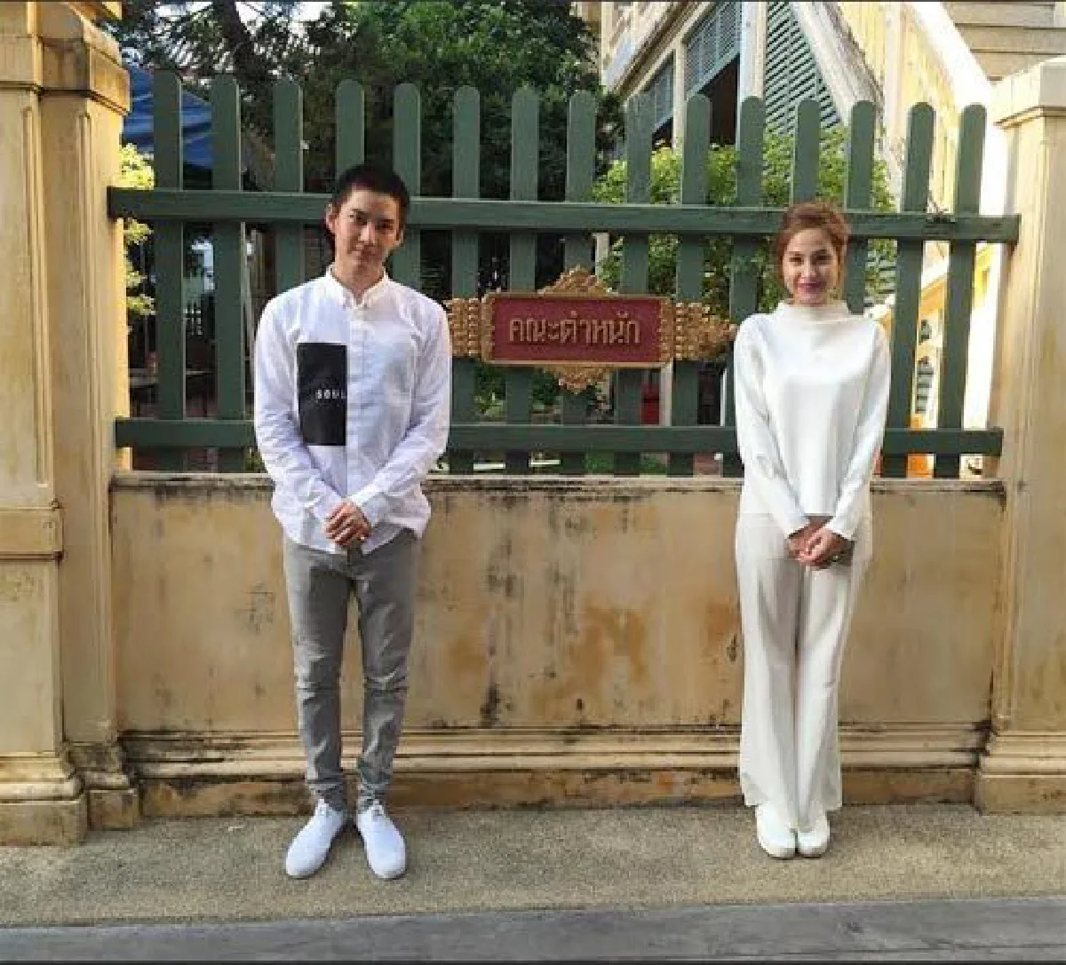แฮปปี้ถ้วนหน้า! กอล์ฟ-ขวัญ พาคุณแม่เข้าวัดทำบุญปล่อยปลา