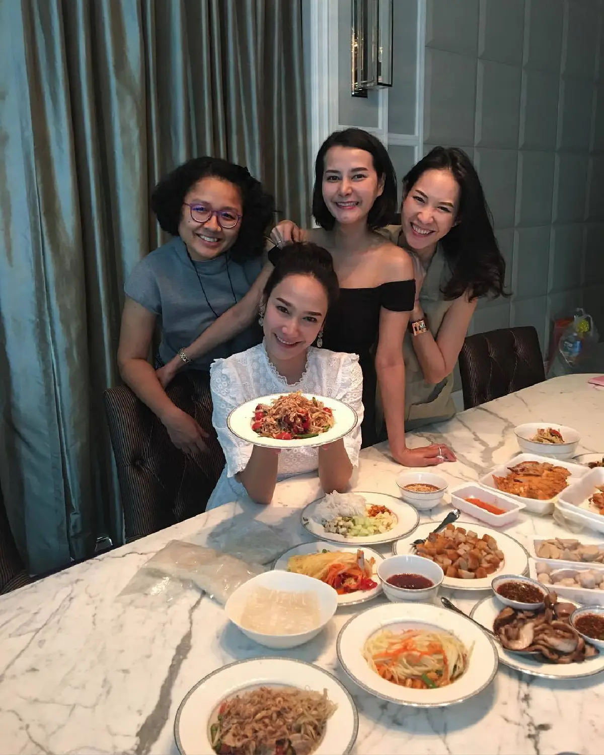 อั้ม พัชราภา แฮปปี้ดี๊ด๊า! ชวนเพื่อนๆปาร์ตี้ที่บ้านใหม่สุดหรู