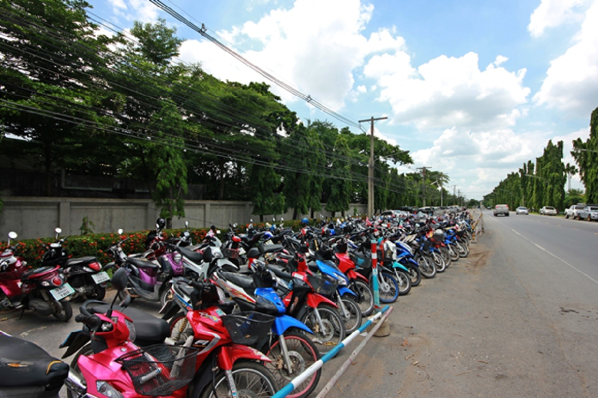 วัดพระธรรมกายตึงเครียดใช้รถแบคโฮ2คันปิดทางเข้า