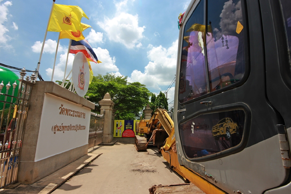 วัดพระธรรมกายตึงเครียดใช้รถแบคโฮ2คันปิดทางเข้า