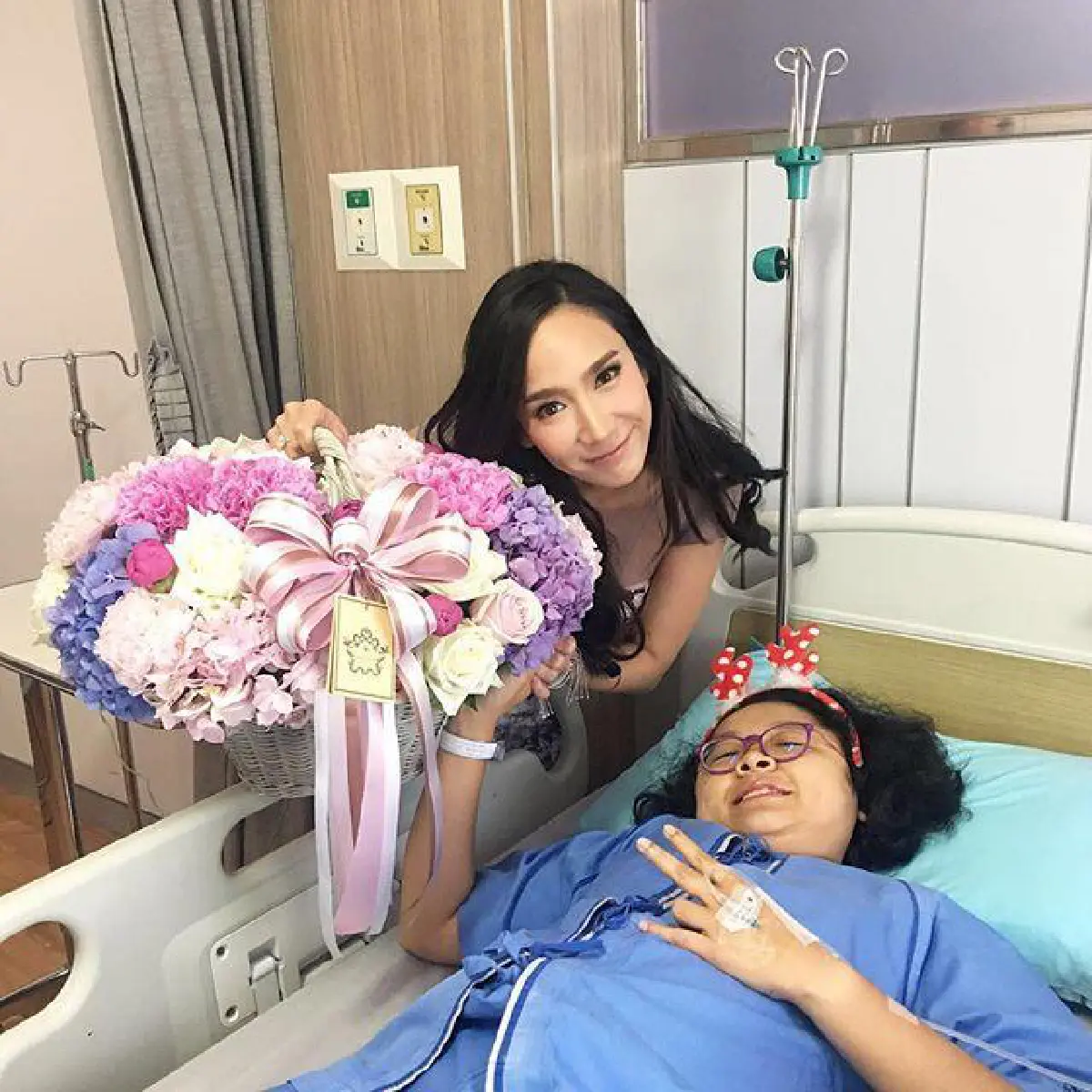 โมเม้นท์น่ารัก! อั้ม พัชราภา นอนเฝ้าไข้เพื่อนซี้ทั้งคืน