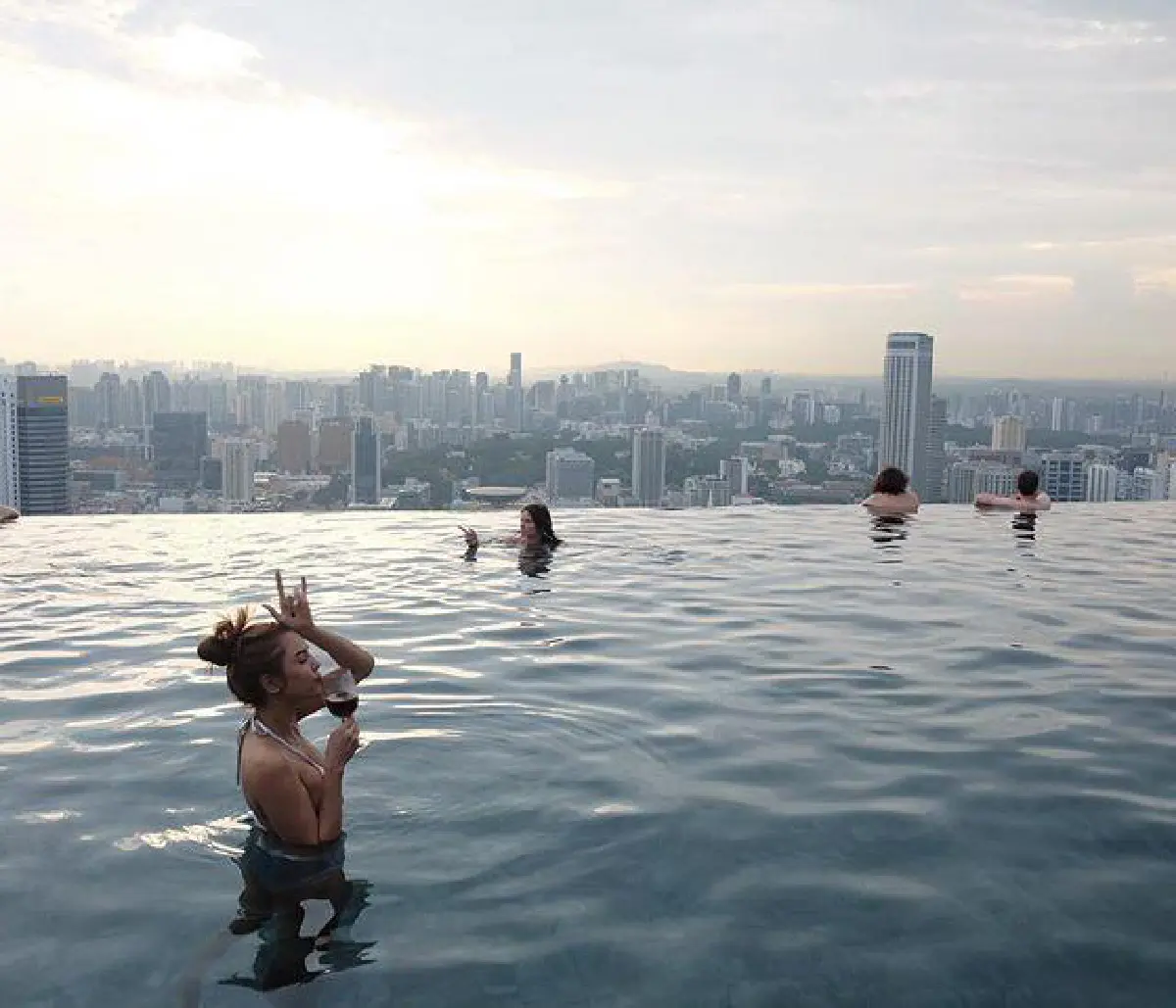 อุ้ม ลักขณา อวดหุ่นเซี๊ยะ! สวีทหวานแฟนหนุ่มในสระ