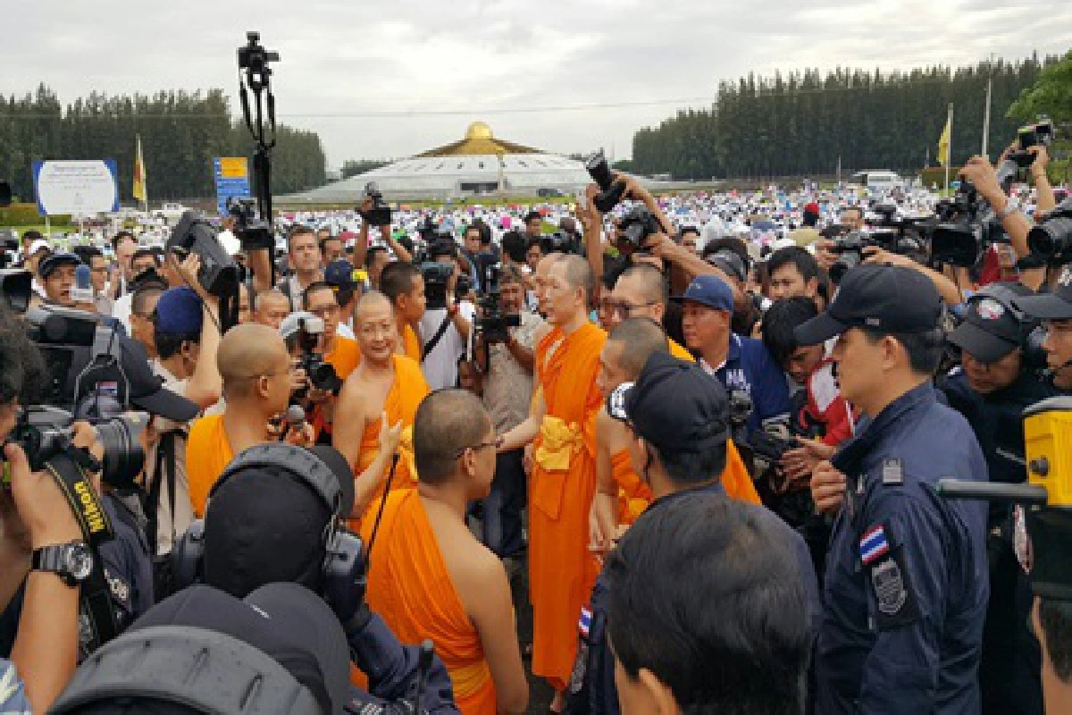 ดีเอสไอนำหมายค้นบุกจับพระธัมมชโยเช้านี้-ตร.4กองร้อยพร้อม