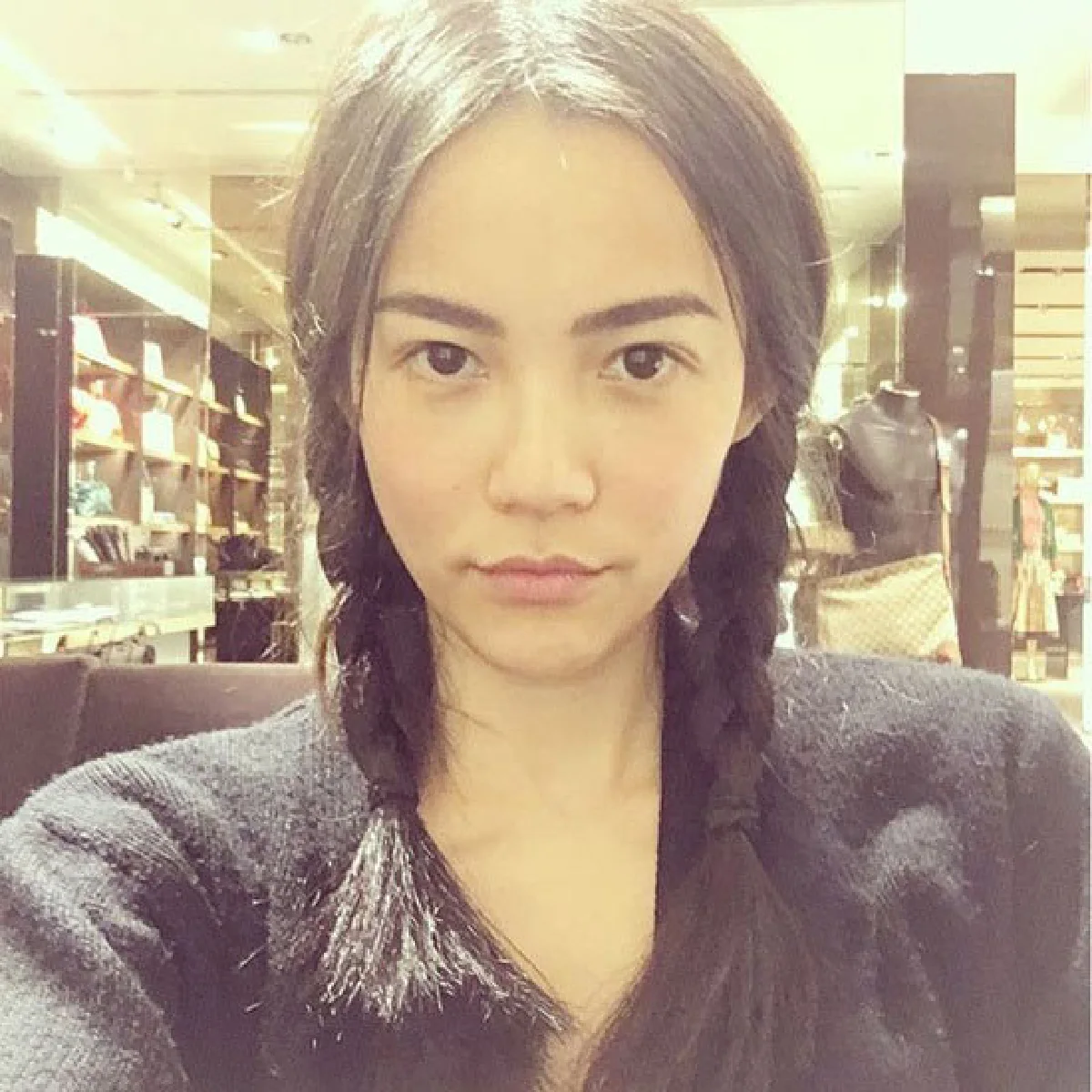 หน้าเด็กได้อีก! กิ๊บซี่ วนิดา สวมลุคแบ๊วสดใสในวันสบายๆ