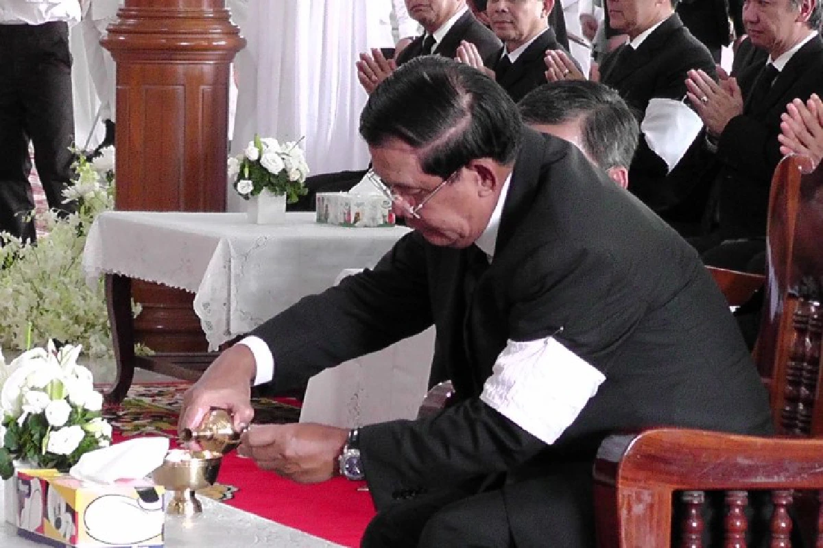 ฮุนเซนเป็นประธานพิธีศพ "ใส่ ภูทอง" อดีตรมต.กลาโหมกัมพุชา