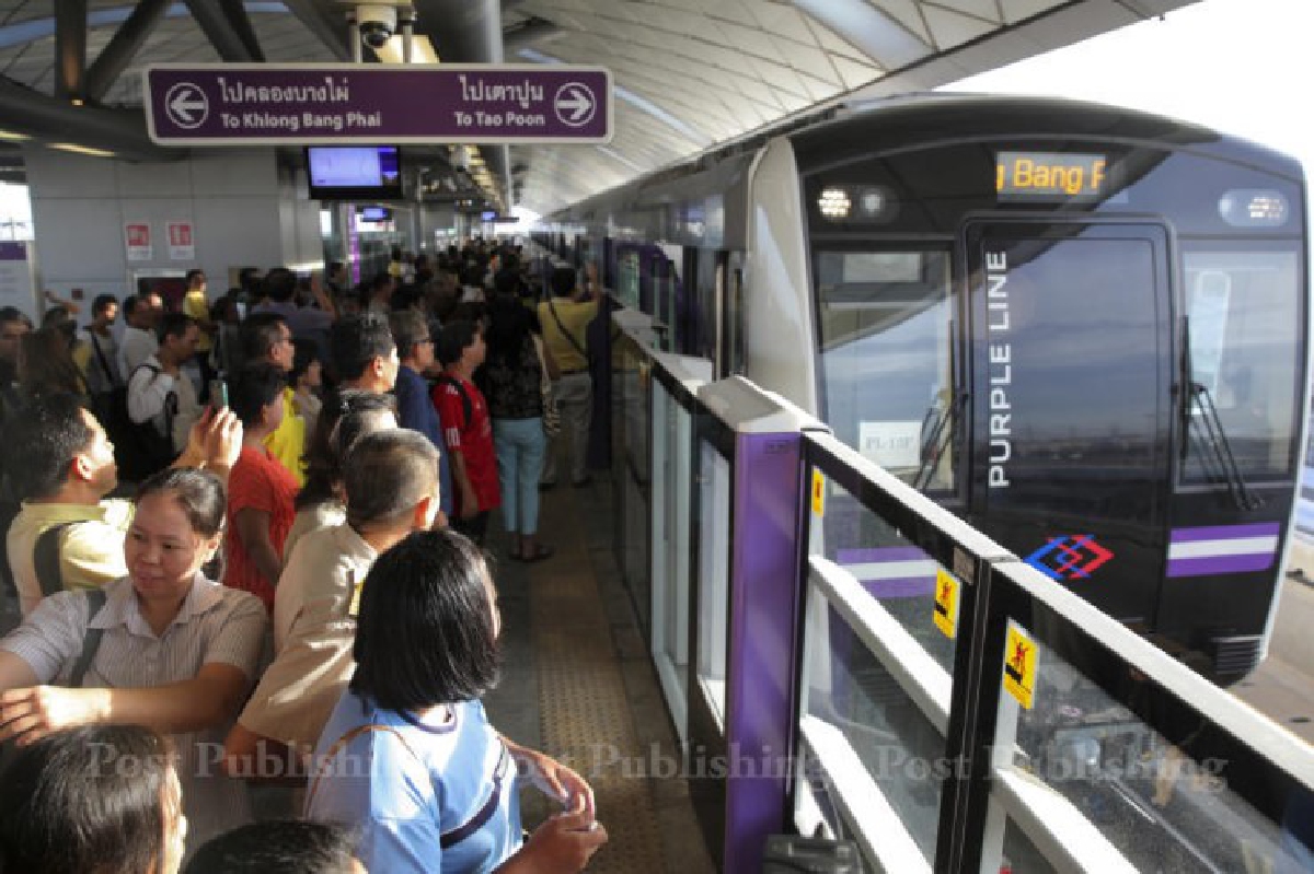 คนยังทยอยรับบัตรทดลองนั่งรถไฟฟ้าสีม่วงแน่น คนยังทยอยรับบัตรทดลองนั่งรถไฟฟ้าสีม่วงแน่น