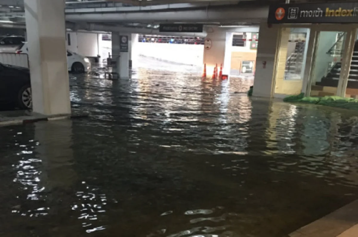 ฝนตกหนักกทม. น้ำท่วมรอระบายหลายพื้นที่