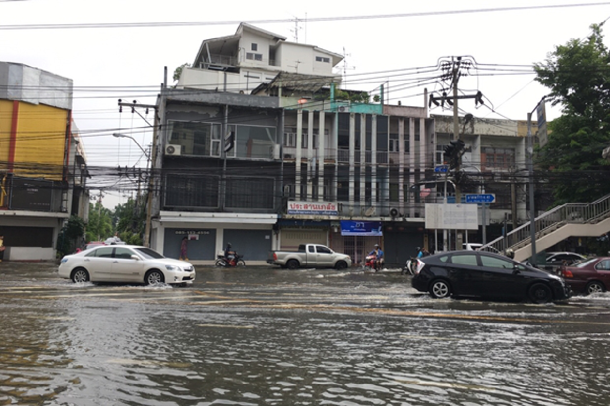 การจราจรสาหัส - น้ำท่วมขังรอการระบายทั่วกทม.