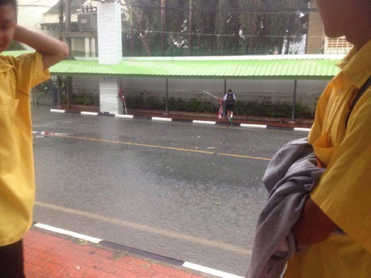 ชื่นชม!เด็กฝ่าสายฝนเก็บเสาธงชาติที่หักร่วงลงบนถนนจากลมพัด
