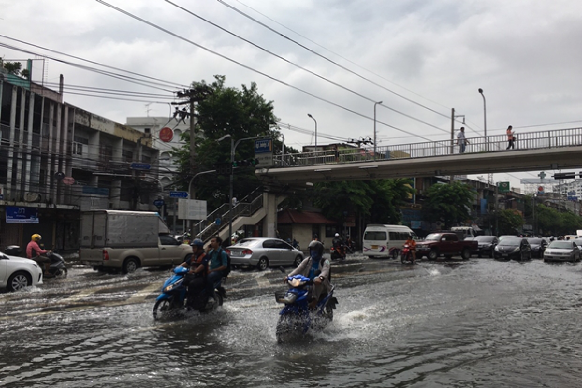การจราจรสาหัส - น้ำท่วมขังรอการระบายทั่วกทม.