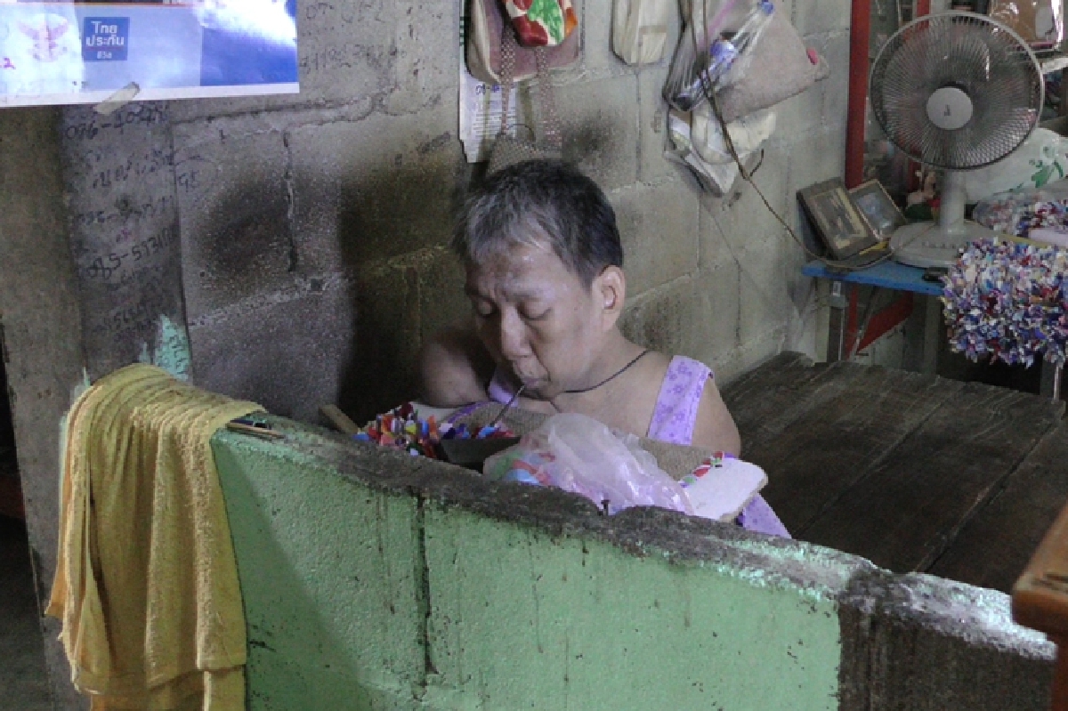 ธารน้ำใจช่วยสาวพิการไร้แขนสานพรมเช็ดเท้าขาย ธารน้ำใจช่วยสาวพิการไร้แขนสานพรมเช็ดเท้าขาย