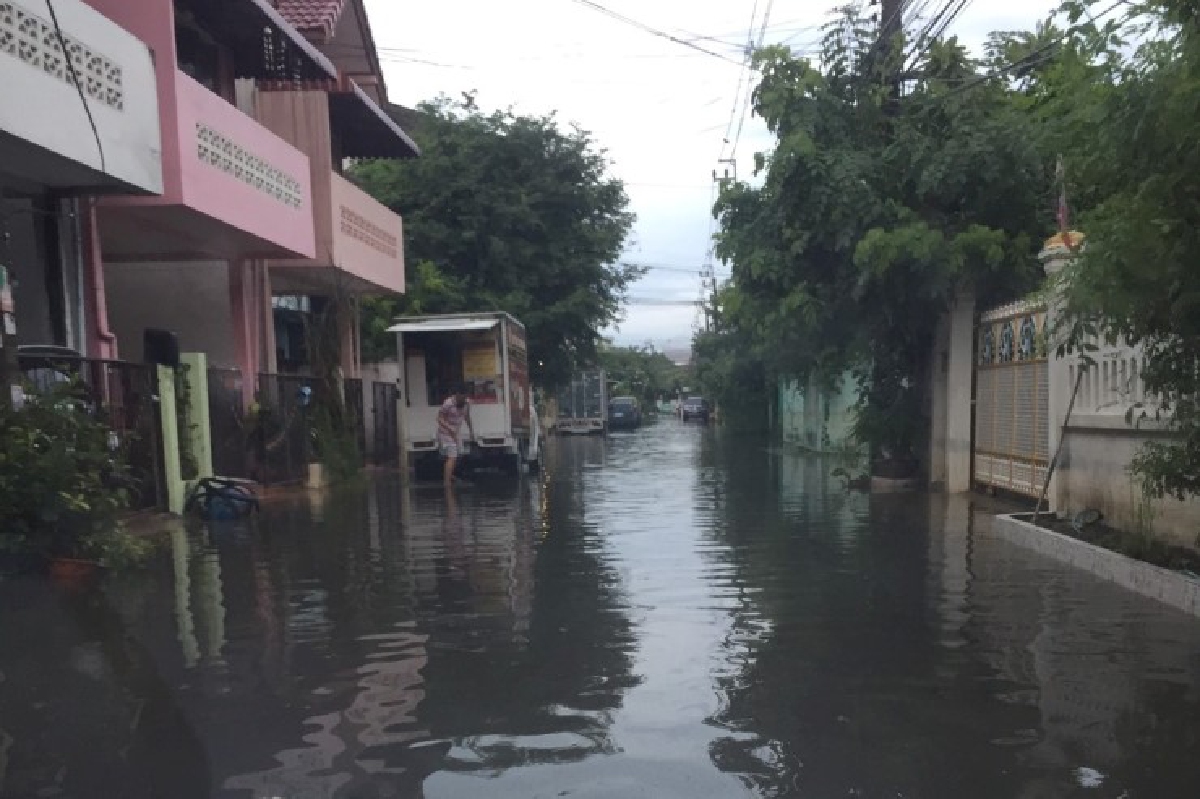 ฝนถล่มกรุงกลางดึกน้ำท่วมขังรอระบาย27จุด ฝนถล่มกรุงกลางดึกน้ำท่วมขังรอระบาย27จุด