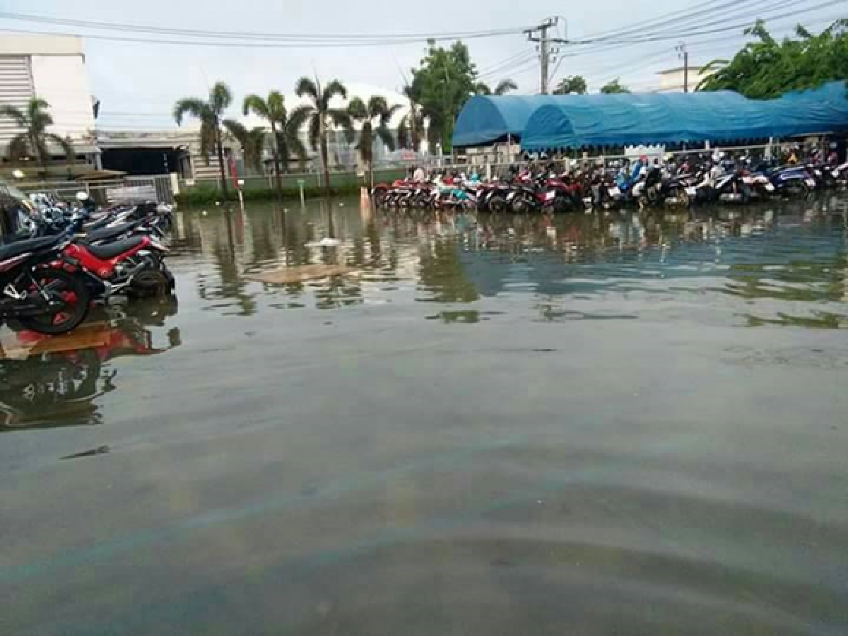 น้ำท่วมนิคมอุตบางปูโรงงานบางแห่งสั่งหยุด1วัน