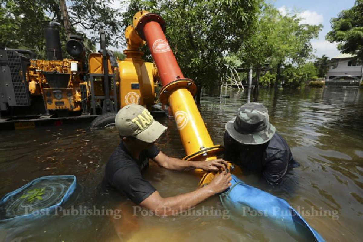 Living with floods in a Bangkok soi