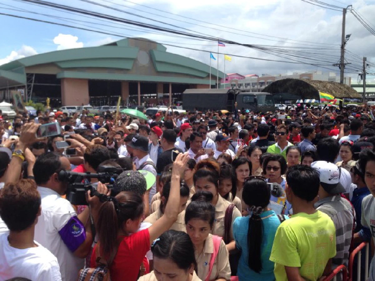 แรงงานเมียนมาหลายพันคนรอพบ "ซูจี"