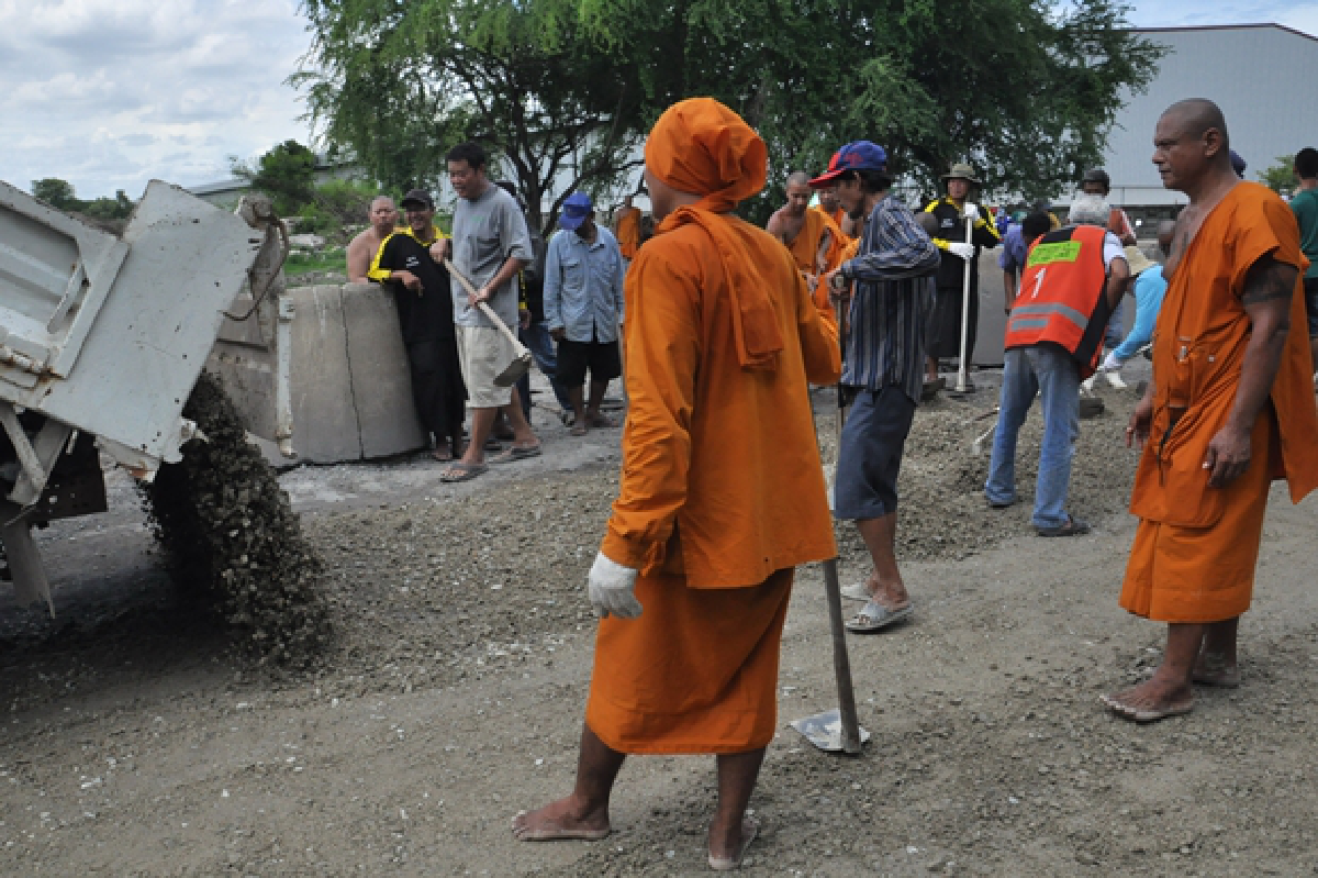 พบถนนพระทำช่วยชาวบ้านกลบบ่อบรรเทาความเดือดร้อน