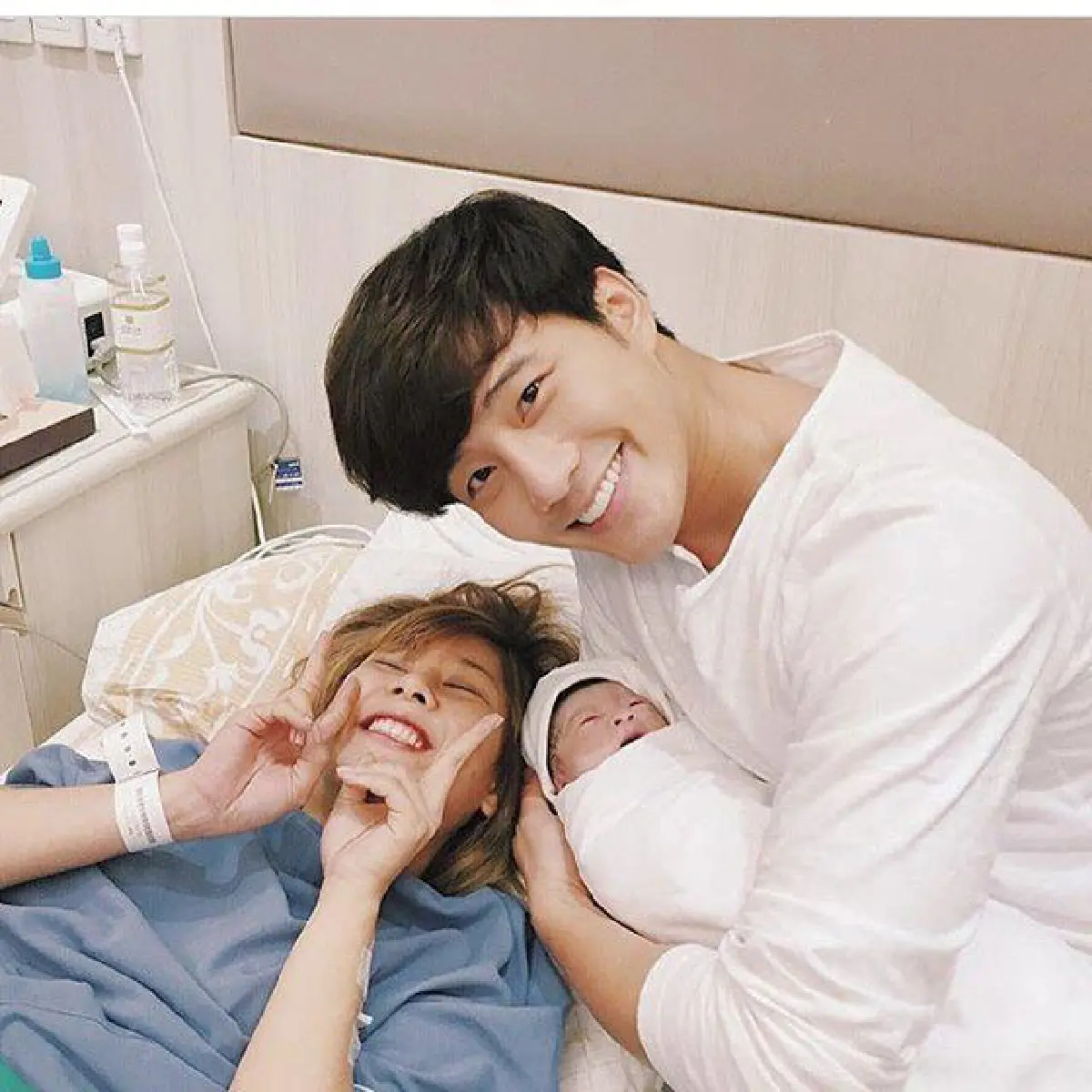ภาพแรก! น้องเป่าเปา ลูกสาว บี้-กุ๊บกิ๊บ ในอ้อมกอดสุดอบอุ่น