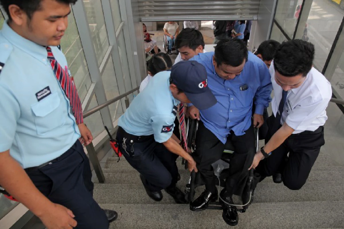 นั่งวีลแชร์ขึ้นรถไฟสายสีม่วง ส่อง"สิ่งอำนวยความสะดวกคนพิการ"